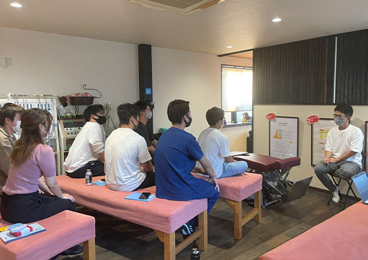 月に1回外部講師を招いて、全員で勉強をし続けている